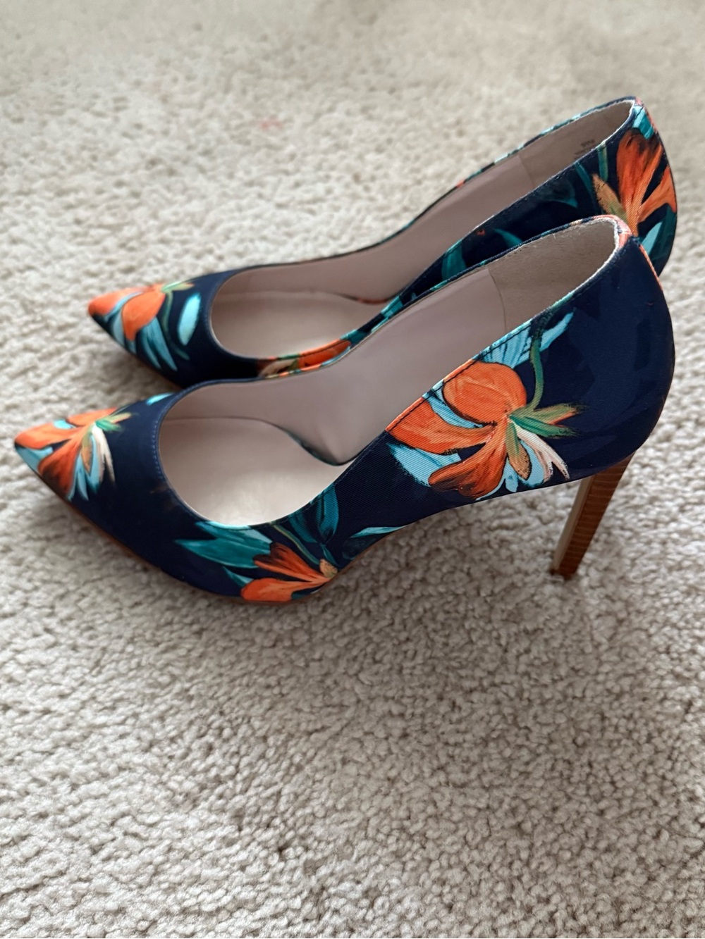Pre-Owned Navy Floral Nine Wesr Pointed-Toe High Heel Pump - Picture 4 of 6